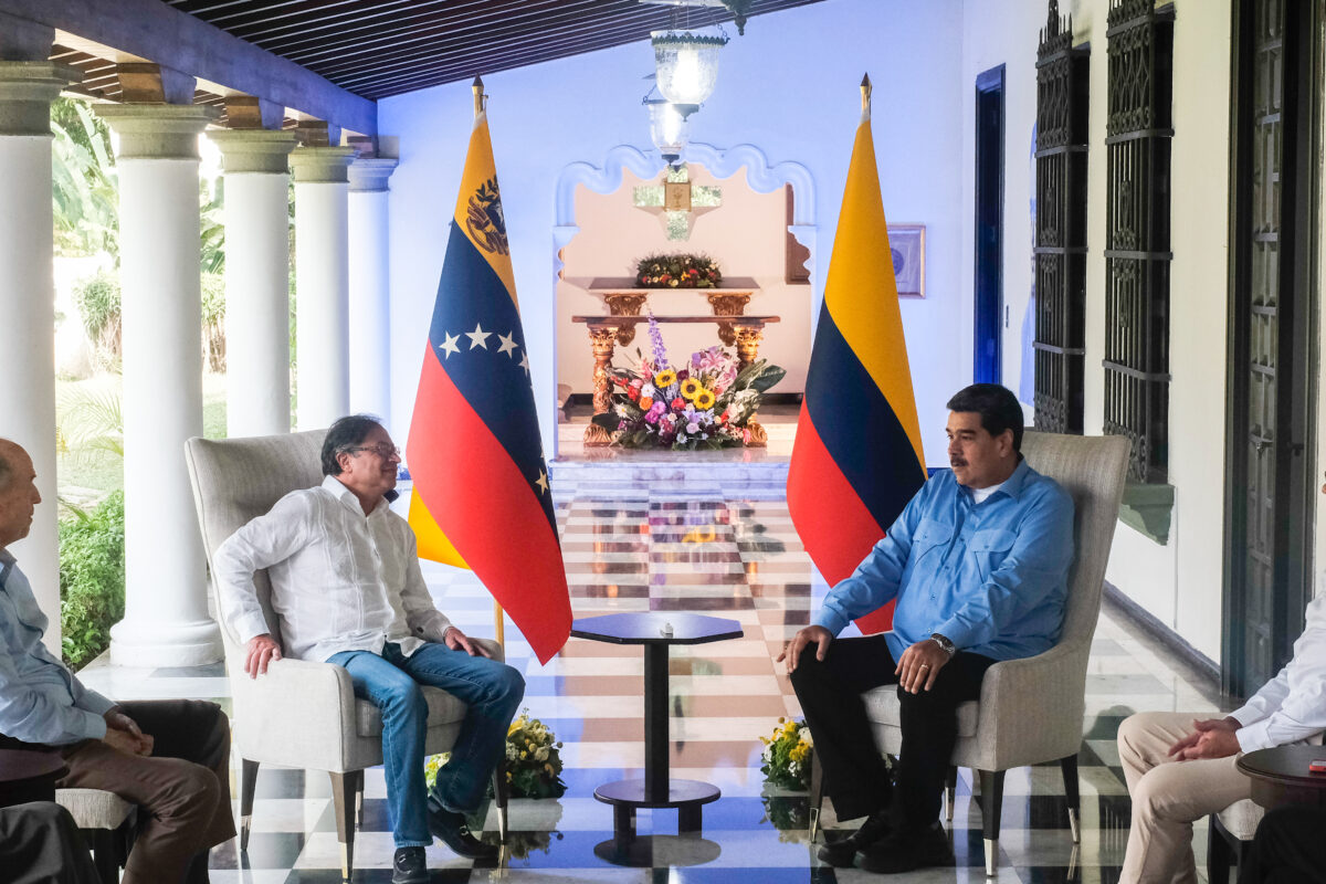 Gustavo Petro has a meeting in Caracas with the President of Venezuela Nicolás Maduro.